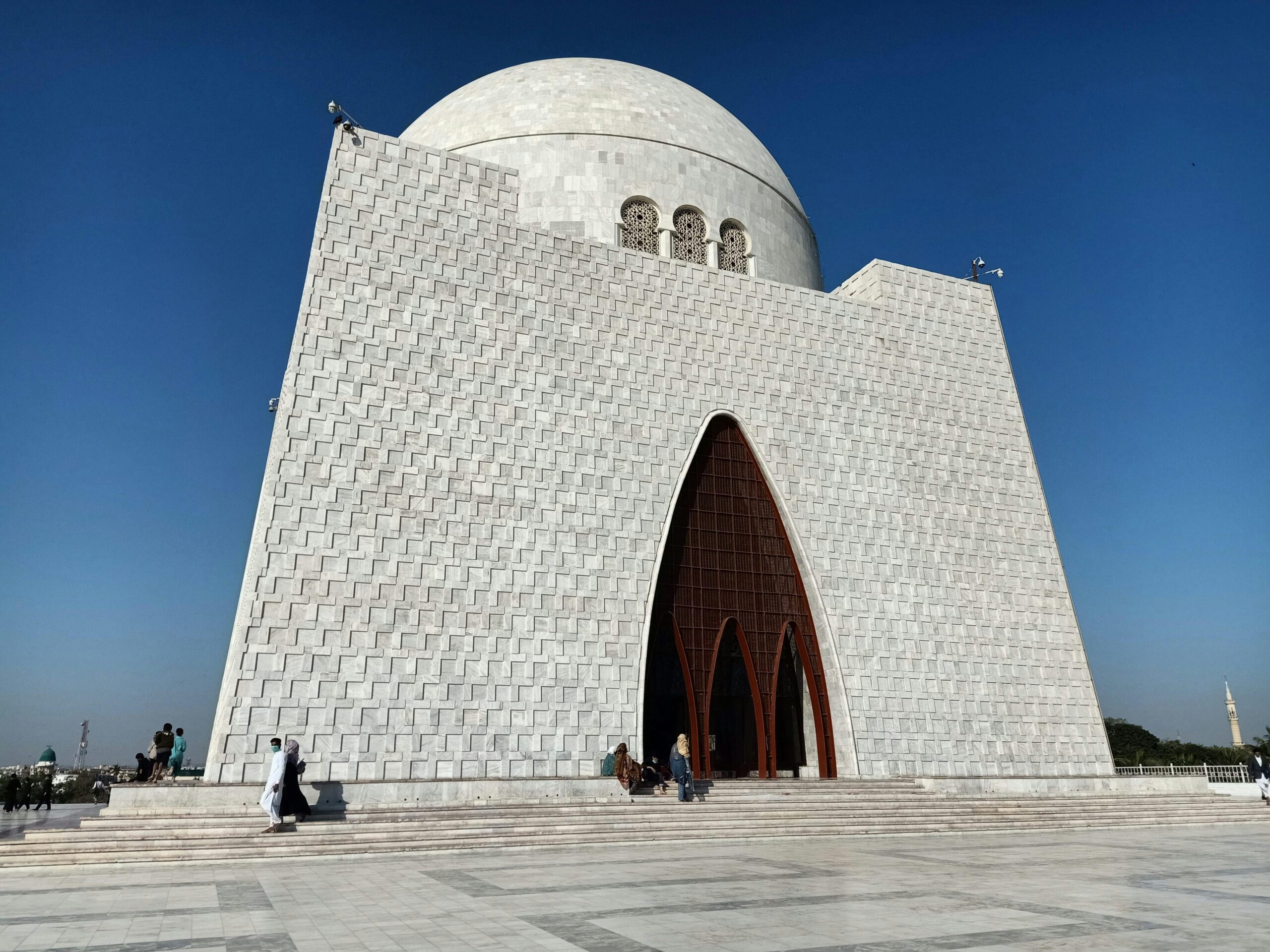 A stunning view of the iconic Quaid-e-Azam Mausoleum in Karachi, blending modern and classic architecture.